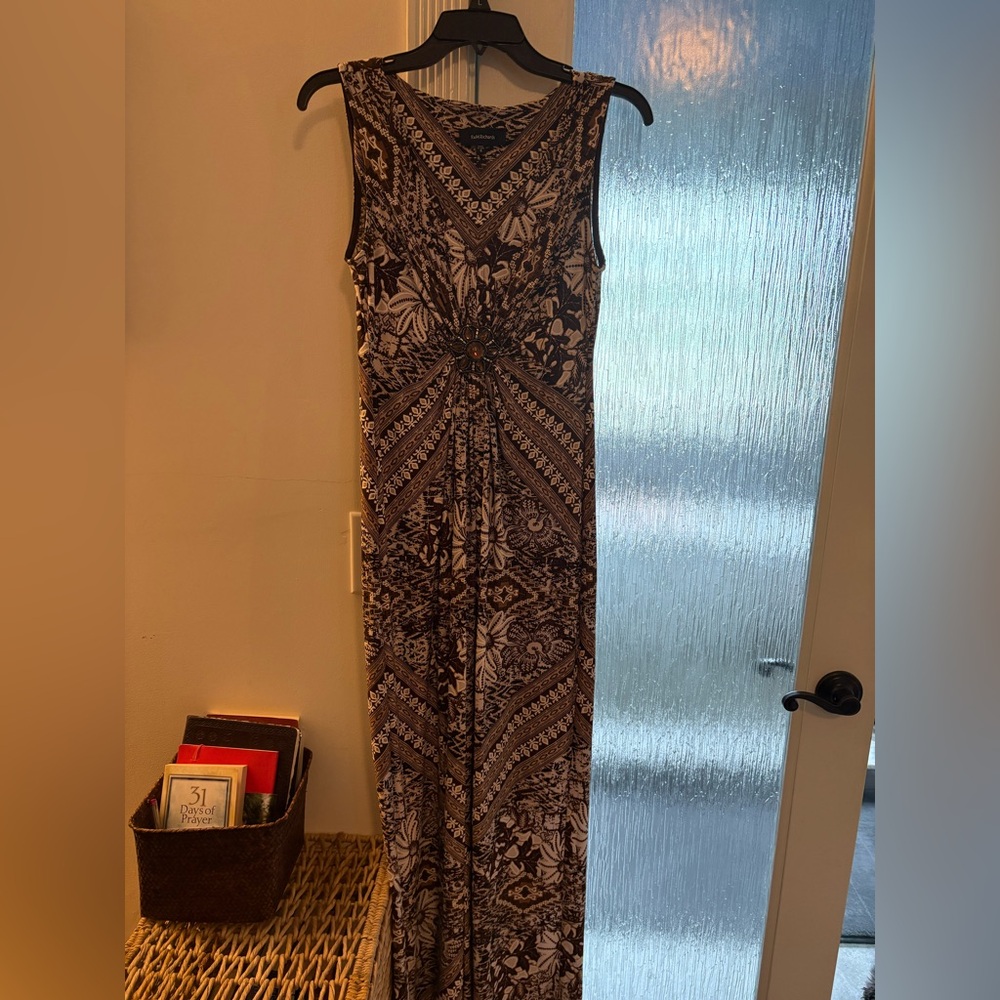 Elegant Black and White Sleeveless Dress